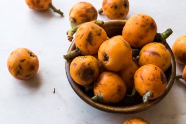 Yenidünya erik meyve / Eirobotrya Japonica yemeye hazır. Organik gıda.