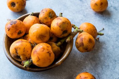 Yenidünya erik meyve / Eirobotrya Japonica yemeye hazır. Organik gıda.