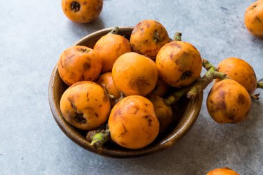 Yenidünya erik meyve / Eirobotrya Japonica yemeye hazır. Organik gıda.