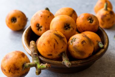 Yenidünya erik meyve / Eirobotrya Japonica yemeye hazır. Organik gıda.