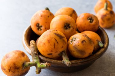 Yenidünya erik meyve / Eirobotrya Japonica yemeye hazır. Organik gıda.