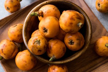 Yenidünya erik meyve / Eirobotrya Japonica yemeye hazır. Organik gıda.