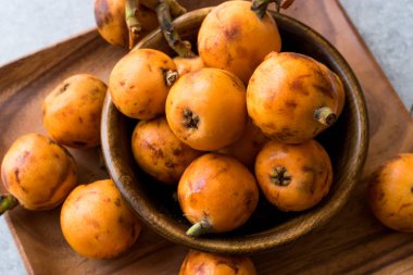 Yenidünya erik meyve / Eirobotrya Japonica yemeye hazır. Organik gıda.