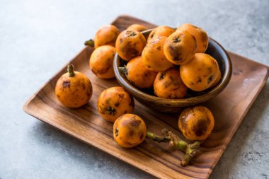 Yenidünya erik meyve / Eirobotrya Japonica yemeye hazır. Organik gıda.