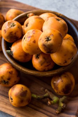 Yenidünya erik meyve / Eirobotrya Japonica yemeye hazır. Organik gıda.