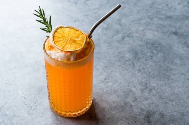 Turuncu kokteyl köpük, biberiye ve Metal saman ile kurutulmuş. Yaz İçecek