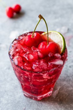 Kiraz Margarita kokteyl ile tekila, limon, tuz, vişne suyu ve ezilmiş buz yaz İçecek