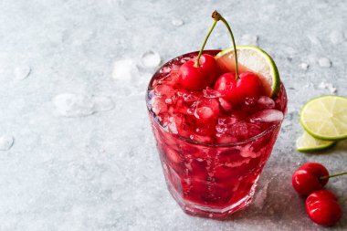 Kiraz Margarita kokteyl ile tekila, limon, tuz, vişne suyu ve ezilmiş buz yaz İçecek
