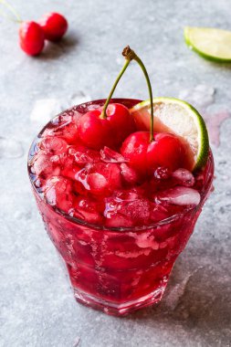 Kiraz Margarita kokteyl ile tekila, limon, tuz, vişne suyu ve ezilmiş buz yaz İçecek