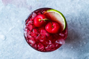 Kiraz Margarita kokteyl ile tekila, limon, tuz, vişne suyu ve ezilmiş buz yaz İçecek