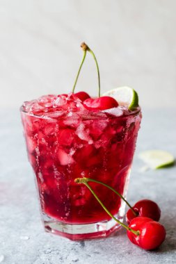 Kiraz Margarita kokteyl ile tekila, limon, tuz, vişne suyu ve ezilmiş buz yaz İçecek