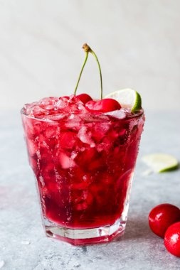 Kiraz Margarita kokteyl ile tekila, limon, tuz, vişne suyu ve ezilmiş buz yaz İçecek