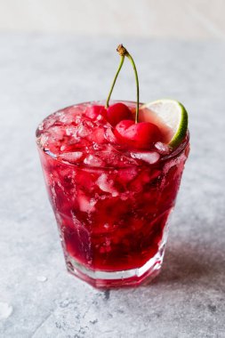 Kiraz Margarita kokteyl ile tekila, limon, tuz, vişne suyu ve ezilmiş buz yaz İçecek