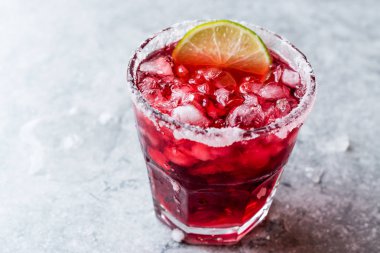 Kiraz Margarita kokteyl ile tekila, limon, tuz, vişne suyu ve ezilmiş buz yaz İçecek