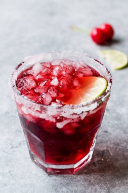 Kiraz Margarita kokteyl ile tekila, limon, tuz, vişne suyu ve ezilmiş buz yaz İçecek