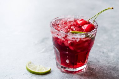 Kiraz Margarita kokteyl ile tekila, limon, tuz, vişne suyu ve ezilmiş buz yaz İçecek