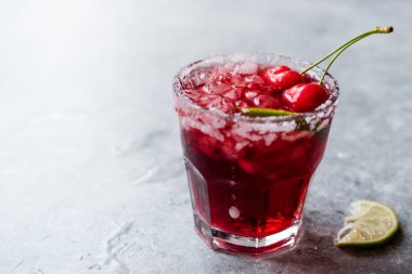 Kiraz Margarita kokteyl ile tekila, limon, tuz, vişne suyu ve ezilmiş buz yaz İçecek