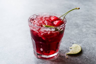 Kiraz Margarita kokteyl ile tekila, limon, tuz, vişne suyu ve ezilmiş buz yaz İçecek