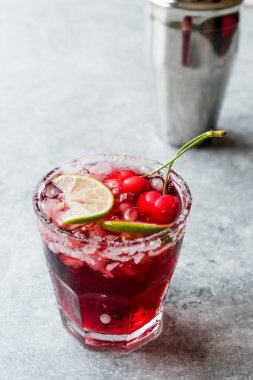 Kiraz Margarita kokteyl ile tekila, limon, tuz, vişne suyu ve ezilmiş buz yaz İçecek