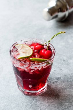 Kiraz Margarita kokteyl ile tekila, limon, tuz, vişne suyu ve ezilmiş buz yaz İçecek