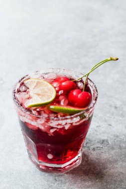 Kiraz Margarita kokteyl ile tekila, limon, tuz, vişne suyu ve ezilmiş buz yaz İçecek