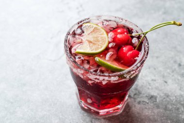 Kiraz Margarita kokteyl ile tekila, limon, tuz, vişne suyu ve ezilmiş buz yaz İçecek