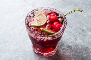 Kiraz Margarita kokteyl ile tekila, limon, tuz, vişne suyu ve ezilmiş buz yaz İçecek