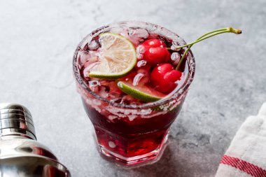 Kiraz Margarita kokteyl ile tekila, limon, tuz, vişne suyu ve ezilmiş buz yaz İçecek