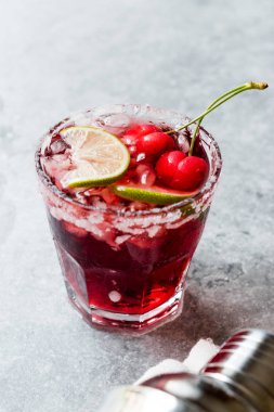 Kiraz Margarita kokteyl ile tekila, limon, tuz, vişne suyu ve ezilmiş buz yaz İçecek