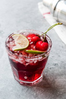 Kiraz Margarita kokteyl ile tekila, limon, tuz, vişne suyu ve ezilmiş buz yaz İçecek