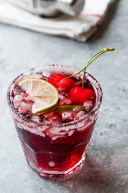 Kiraz Margarita kokteyl ile tekila, limon, tuz, vişne suyu ve ezilmiş buz yaz İçecek