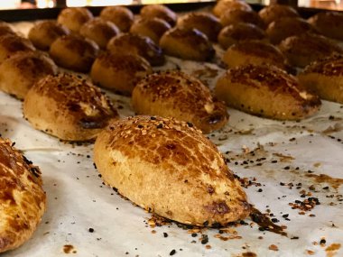 Türk hamur işleri kuru fasulye tepsi. Geleneksel ekmek.