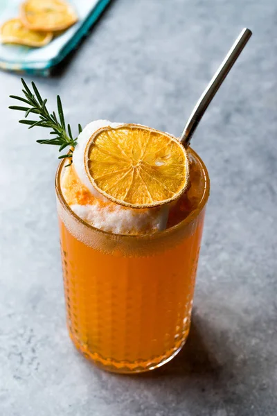 Cocktail Orange Séché Avec Mousse Romarin Paille Métallique Boisson Été — Photo