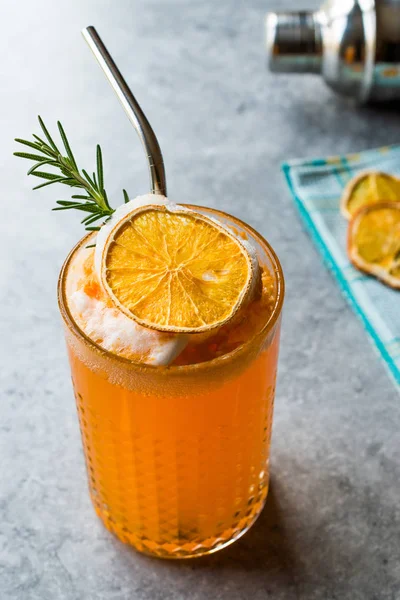 Сушеный Апельсиновый Коктейль Пеной Розмарином Металлической Соломой Летний Напиток — стоковое фото