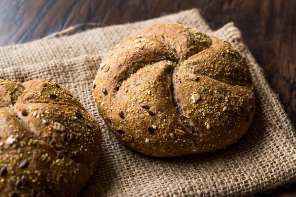 Свежеиспечённое Цельное Пшеничное Зерно Kaiser Roll Breads Sack Традиционная Пекарня — стоковое фото