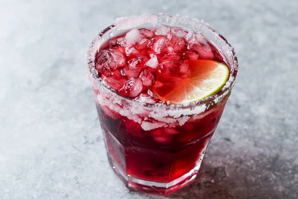 Cocktail Cherry Margarita Com Tequila Limão Sal Suco Cereja Gelo — Fotografia de Stock