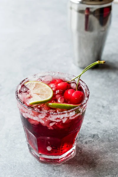 Kiraz Margarita kokteyl ile tekila, limon, tuz, vişne suyu ve ezilmiş buz yaz İçecek