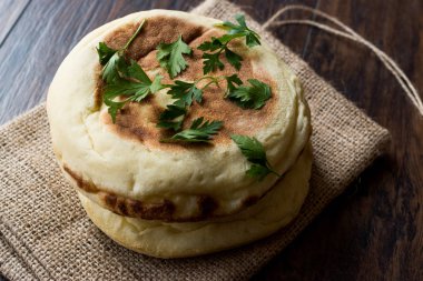 Tam buğday ile ev yapımı Hint Naan gözleme. Geleneksel ekmek.