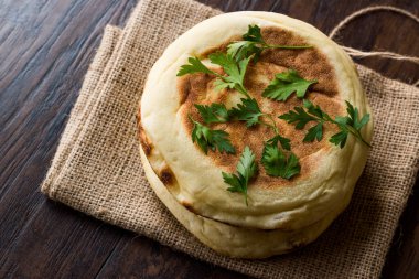 Tam buğday ile ev yapımı Hint Naan gözleme. Geleneksel ekmek.