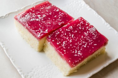 Türk irmik tatlısı Muhallebi puding jöle ahududu ve Hindistan cevizi tozu ile / Trilece