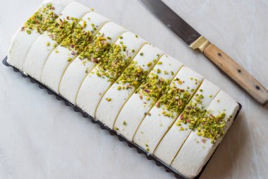 Türk maraş vanilyalı dondurma ile fıstık tozu. Geleneksel yaz tatlı.