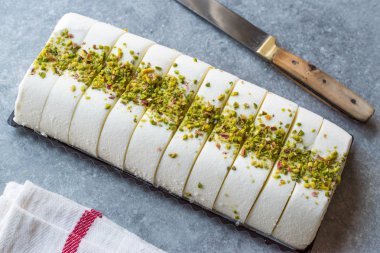 Türk maraş vanilyalı dondurma ile fıstık tozu. Geleneksel yaz tatlı.