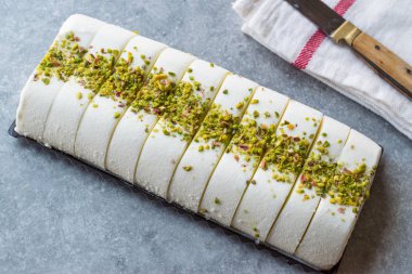 Türk maraş vanilyalı dondurma ile fıstık tozu. Geleneksel yaz tatlı.