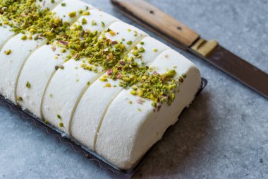Türk maraş vanilyalı dondurma ile fıstık tozu. Geleneksel yaz tatlı.