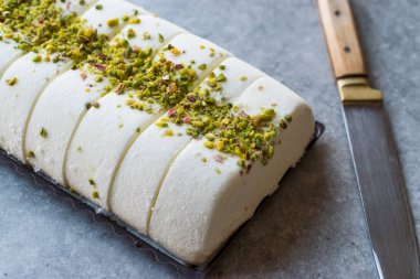 Türk maraş vanilyalı dondurma ile fıstık tozu. Geleneksel yaz tatlı.