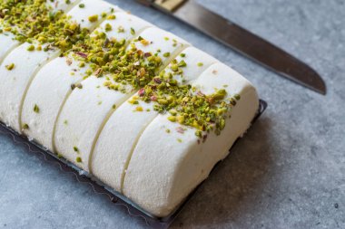 Türk maraş vanilyalı dondurma ile fıstık tozu. Geleneksel yaz tatlı.