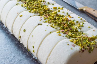 Türk maraş vanilyalı dondurma ile fıstık tozu. Geleneksel yaz tatlı.