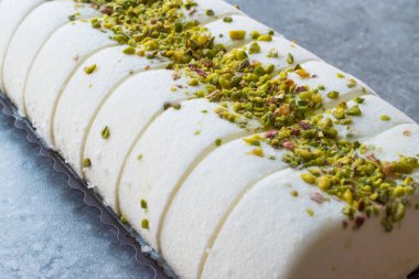 Türk maraş vanilyalı dondurma ile fıstık tozu. Geleneksel yaz tatlı.