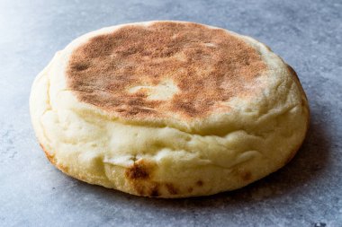 Türk gözleme Bazlama yemek için hazır. Geleneksel ekmek