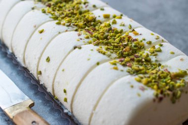 Türk maraş vanilyalı dondurma ile fıstık tozu. Geleneksel yaz tatlı.